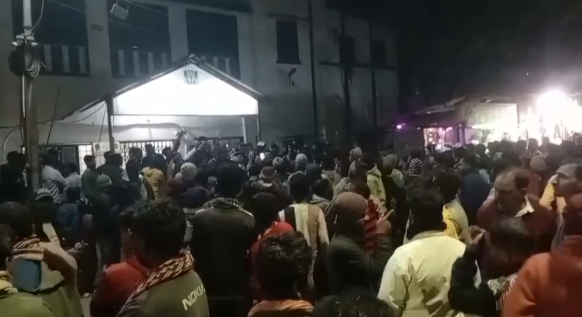 সামান্য বিবাদের জেরে হিরাপুর থানা এলাকায় উত্তেজনা