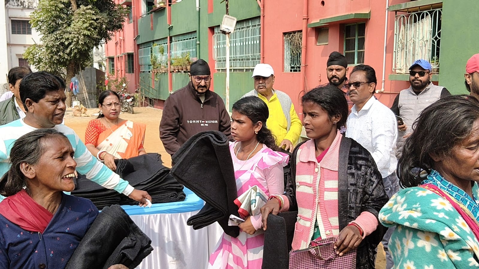 প্রজাতন্ত্র দিবস উপলক্ষে সালানপুর ব্লক তৃণমূল কংগ্রেসের পক্ষ থেকে দুস্থদের কম্বল বিতরণ