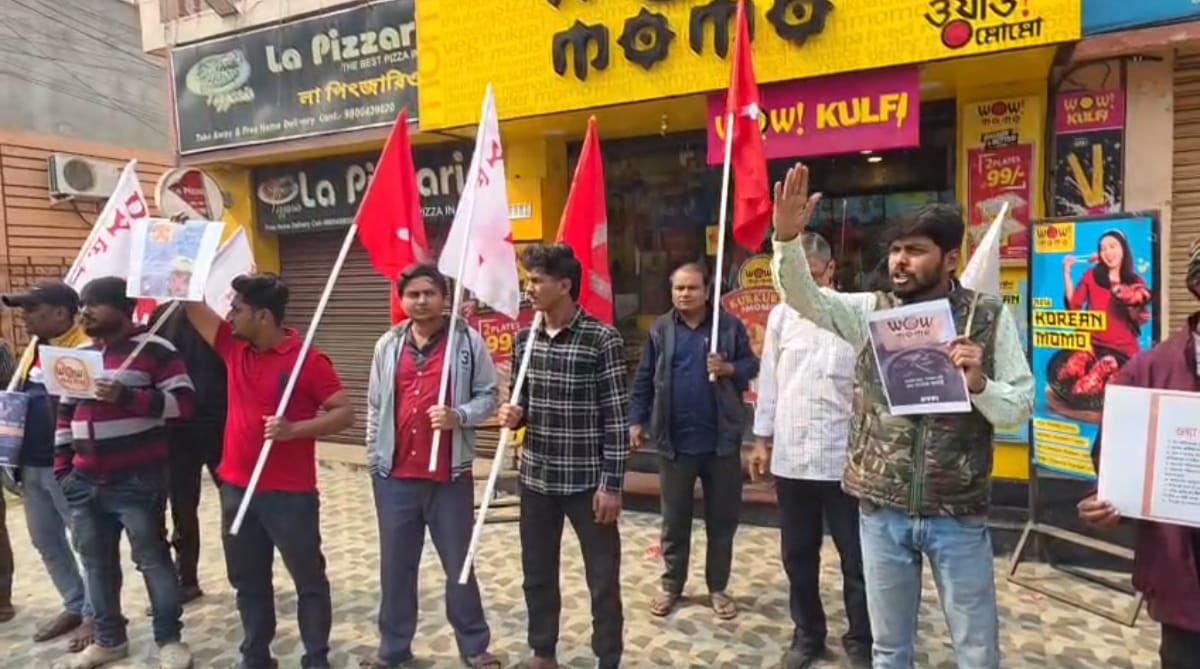 রাণীগঞ্জের এনএসবি রোড এলাকায়,বামপন্থী শ্রমিক সংগঠন এর বিক্ষোভ