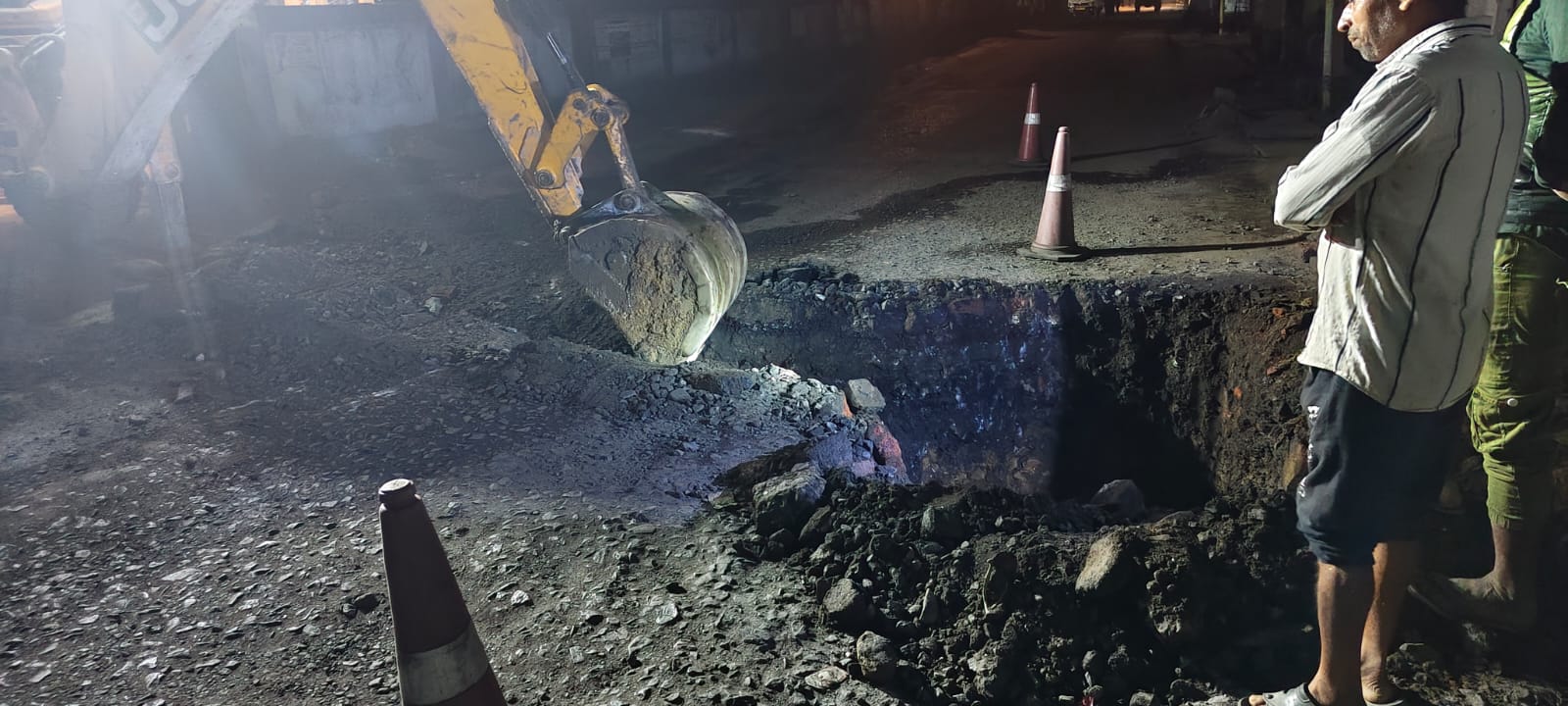 রাতের অন্ধকারে বিদ্যুৎ দপ্তরের অবৈধ খননে ছিন্নভিন্ন পিডব্লিউডি রাস্তা