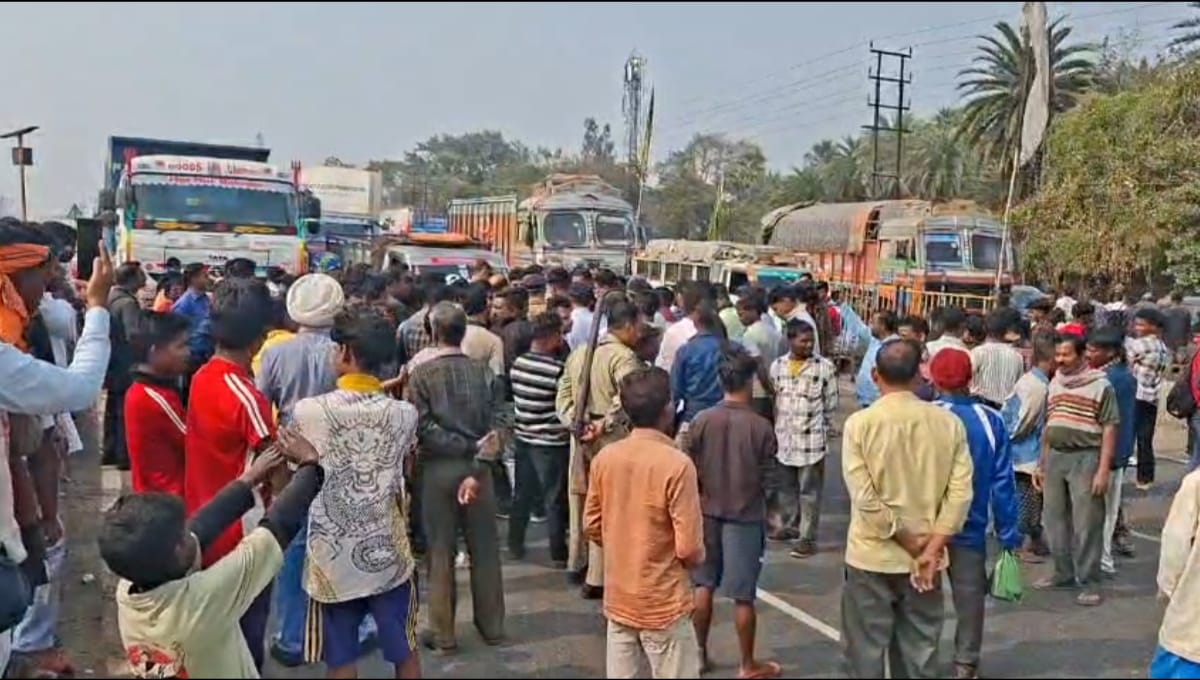জাতীয় সড়কে পথ দুর্ঘটনা মৃত এক, ঘটনার প্রতিবাদে জাতীয় সড়ক অবরোধ করে বিক্ষোভ