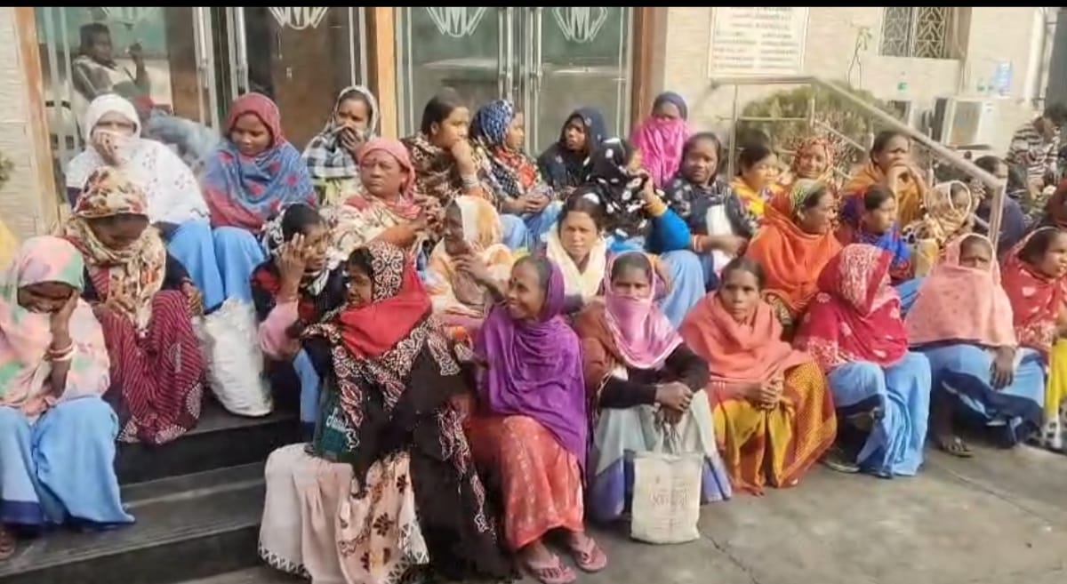 বেতন বৃদ্ধি সহ একাধিক দাবি জানিয়ে আসানসোল পুরসভার সামনে সাফাই কর্মীদের বিক্ষোভ