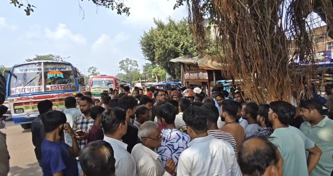 টোটো চালানোর অনুমতির দাবিতে আসানসোলে রাস্তা অবরোধ করে বিক্ষোভ টোটো চালকদের